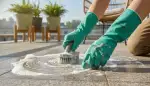 Robuste Handschuhe: Balkonboden reinigen sicher