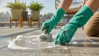 Robuste Handschuhe: Balkonboden reinigen sicher